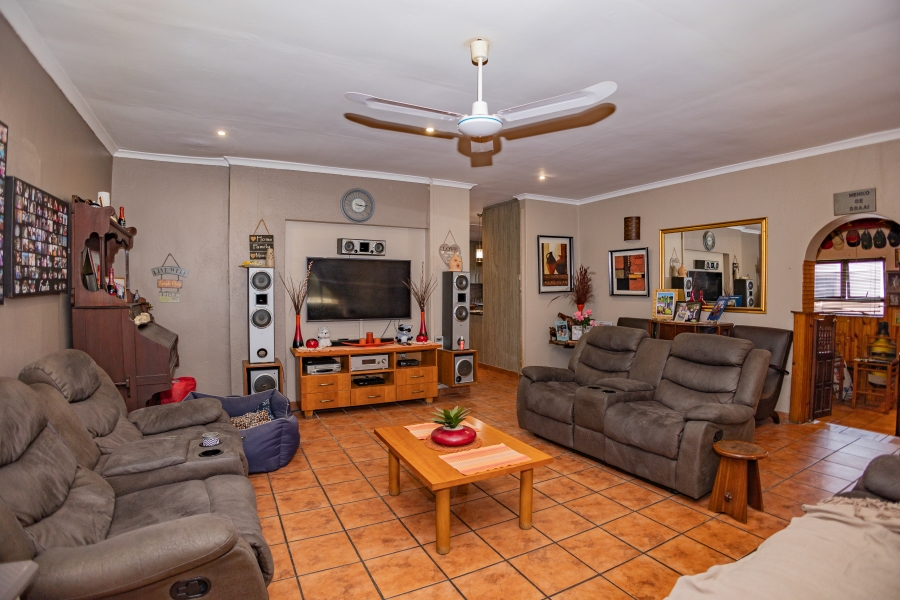 5 Bedroom Property for Sale in Peerless Park Western Cape